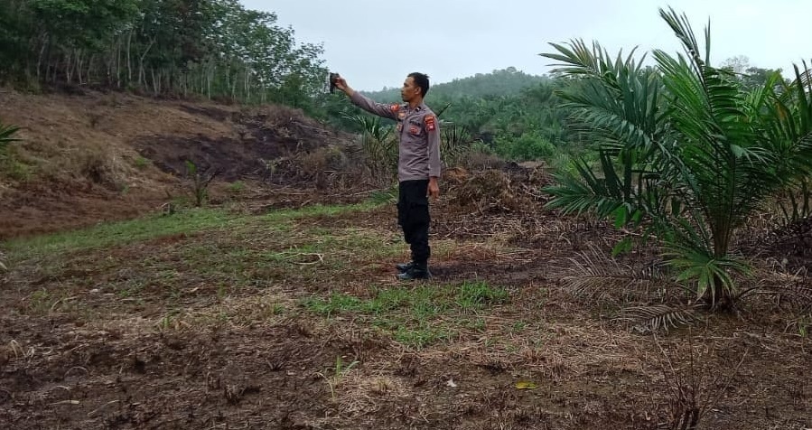 LOKASI : Bintara Penggerak Desa Tubang Raeng saat meninjau lokasi untuk persiapan tanaman jagung dalam rangka mendukung ketahanan pangan.