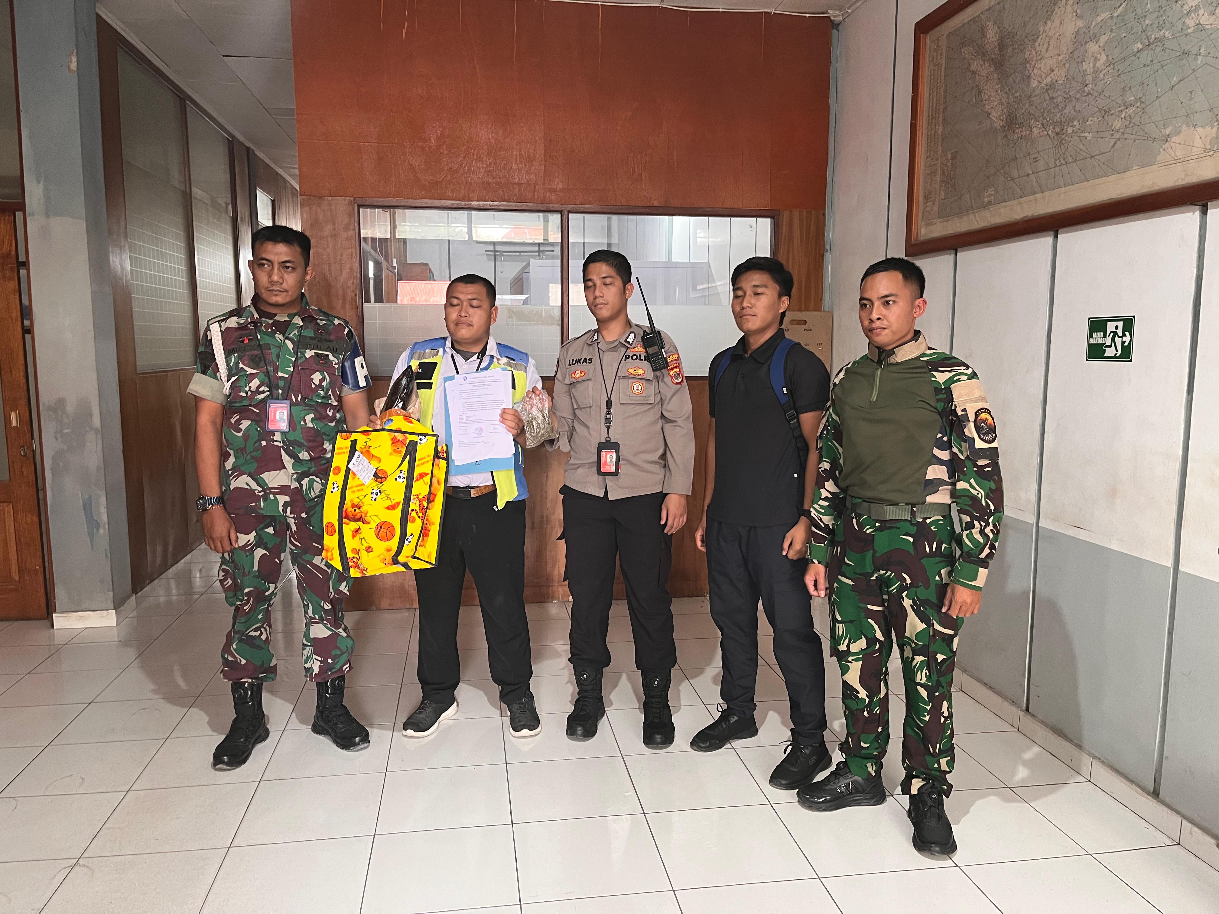 Petugas Satgas Korpasgat, Avsec, dan Kepolisian bersama menunjukkan barang bukti hasil penggagalan penyelundupan ganja di Bandara Sentani.