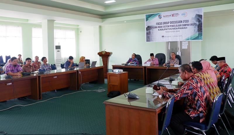 PERTEMUAN: Sekda Ismail saat memimpin FGD penyusunan RISPS.