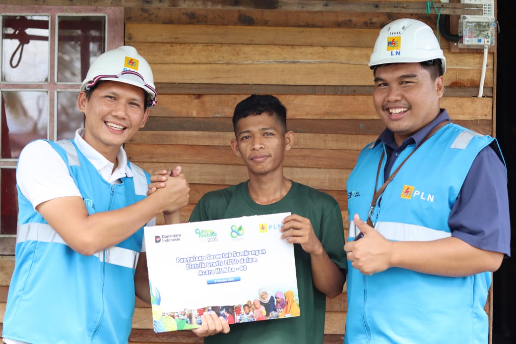 Dengan penuh sukacita, Asisten Manager Niaga dan Pemasaran PLN UP3 Singkawang, Wahyu Hidayat (Kiri), secara simbolis memberikan bantuan Light Up The Dream (LUTD), wujud nyata kepedulian PLN dalam meng