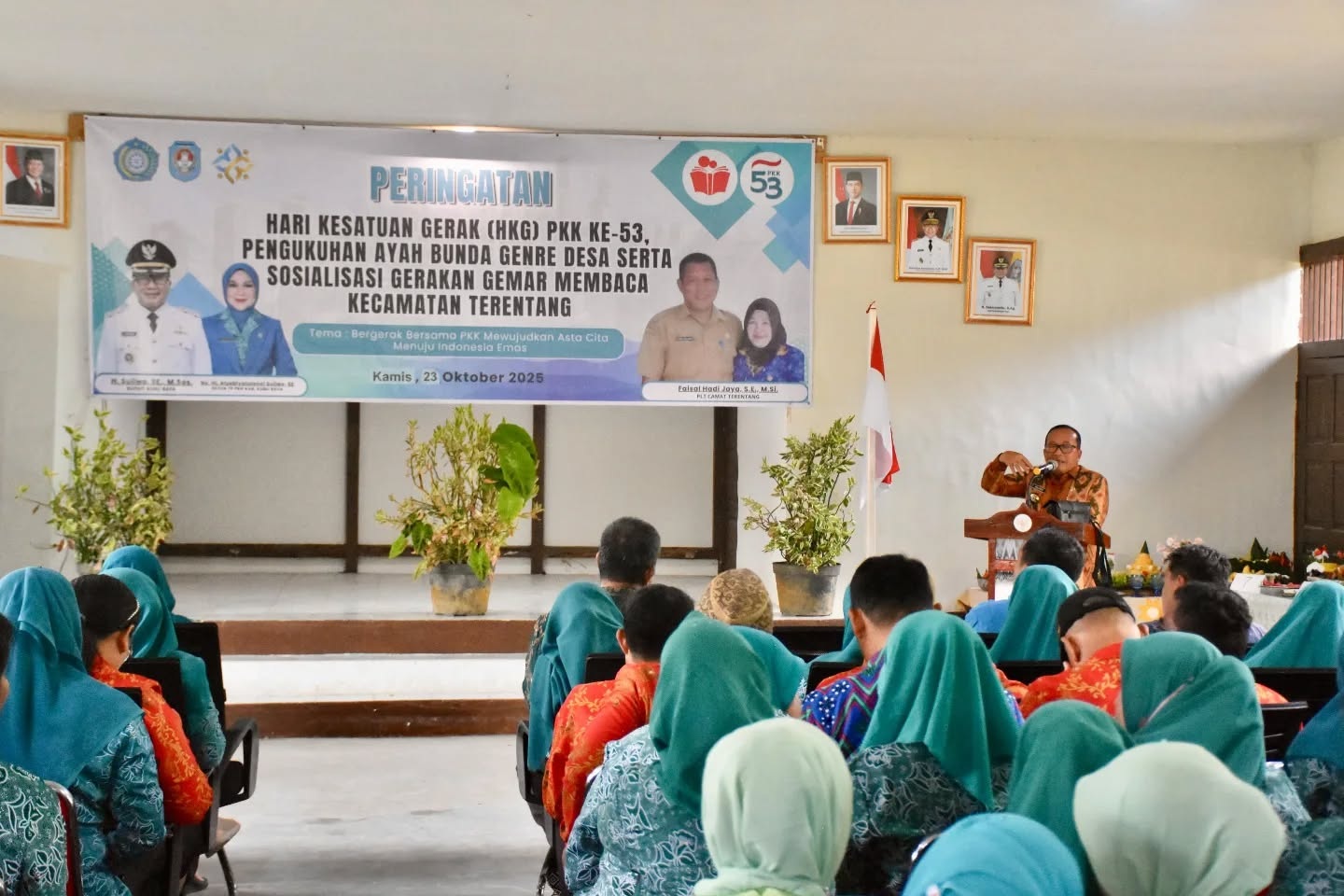 HADIR: Bupati Kubu Raya Sujiwo bersama Ketua TP PKK Atzebi Yatulensi menghadiri puncak peringatan HKG ke-53 PKK di Kecamatan Terentang, Kamis (23/10).