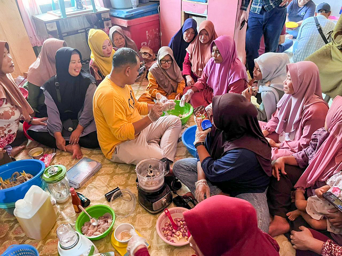 PELATIHAN: Istri-istri nelayan di Desa Pelapis saat mendapatkan pelatihan pengolahan ikan.