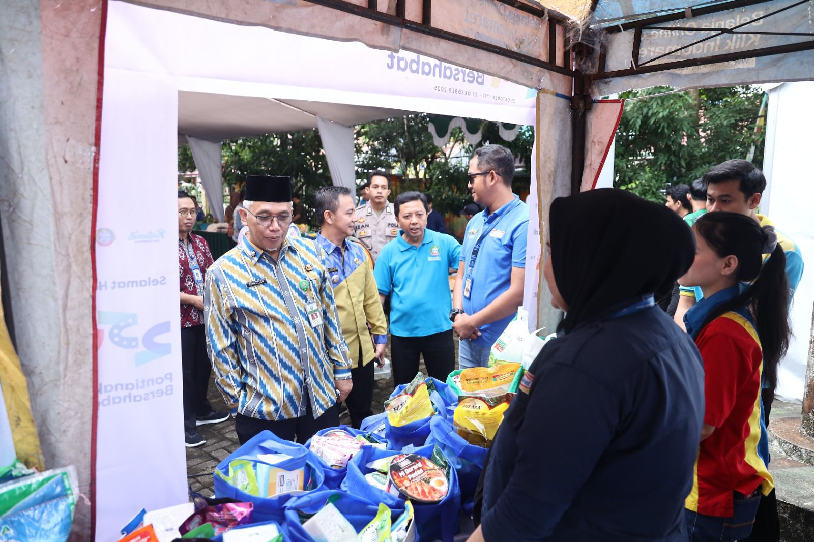 MURAH: Sekretaris Daerah Kota Pontianak Amirullah saat meninjau Pasar Murah di halaman Kantor Camat Pontianak Tenggara.