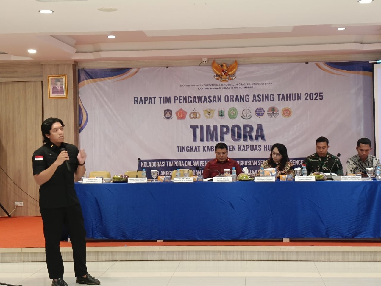 Penyampaian materi pengawasan dari Imigrasi Putussibau dalam rapat Timpora.