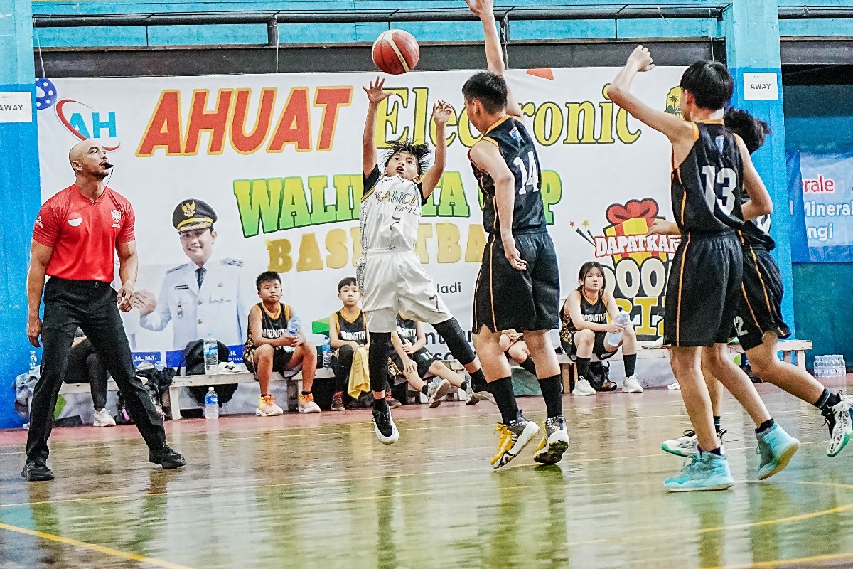 Pertandingan antara SD Mujahidin vs SD Kristen Maranatha di ajang Wali Kota Cup 2025 Pontianak.
