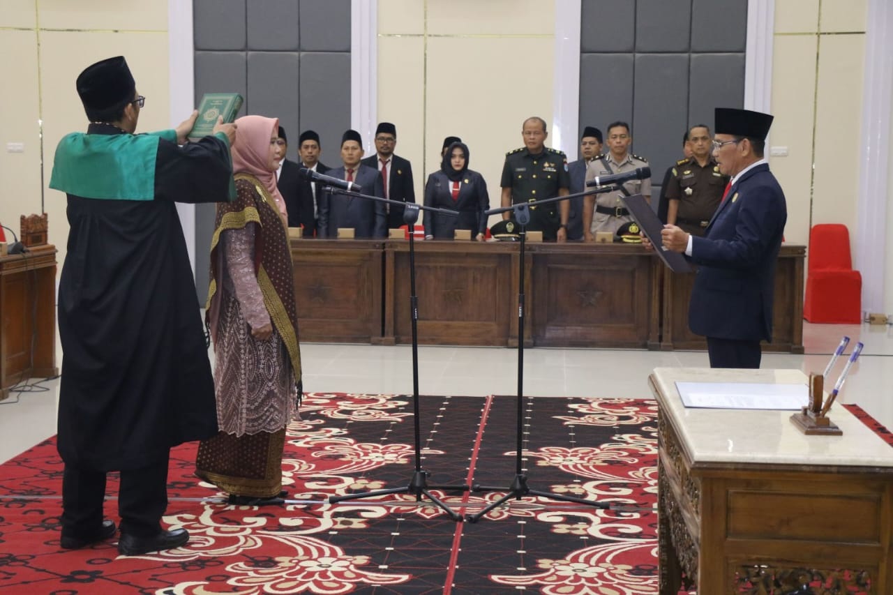 DILANTIK: Yuharisa mengucapkan sumpah jabatan sebagai anggota DPRD Kota Singkawang menggantikan H. Herman dalam rapat paripurna di Gedung DPRD, Jumat (24/10).
