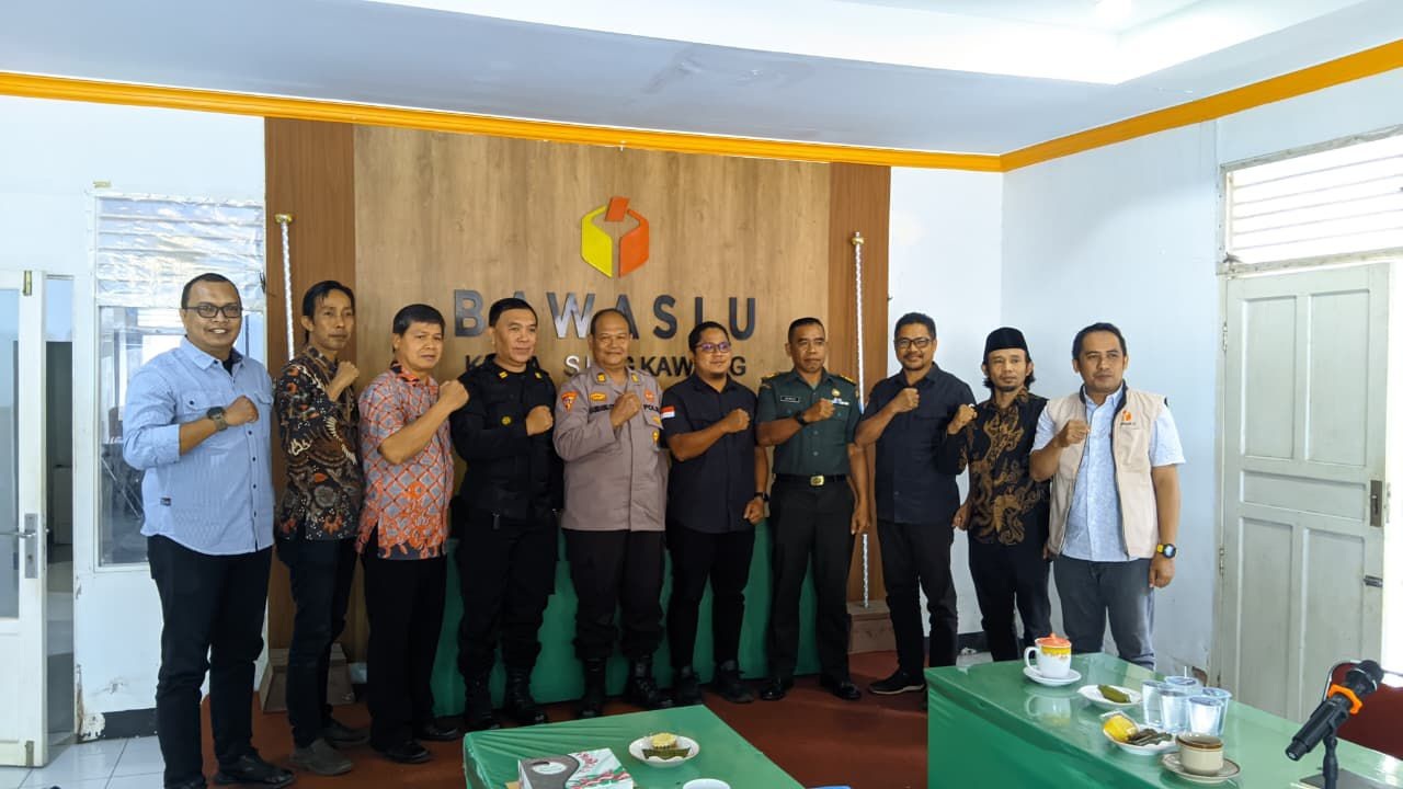 FOTO BERSAMA: Peserta rapat koordinasi pengawasan PDPB Triwulan IV diabadikan dalam gambar.