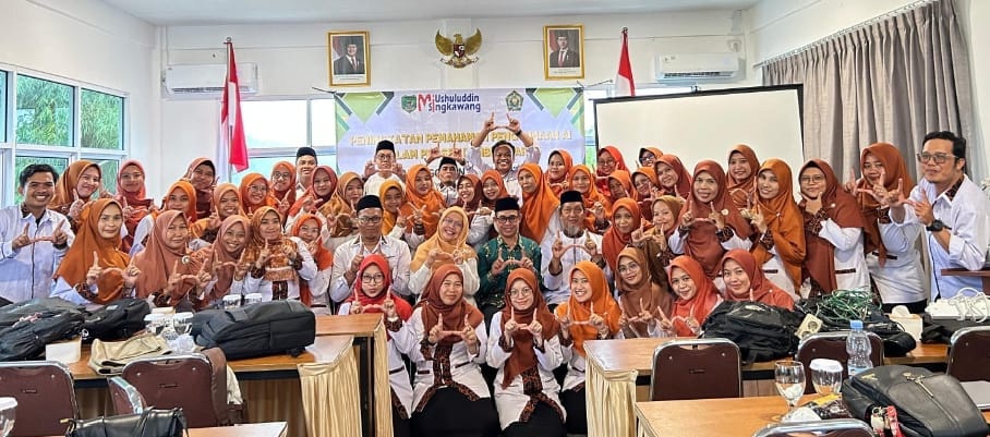 DIABADIKAN: Foto bersama peserta Pelatihan AI bagi guru MIU Ushuluddin di Murraya Hills Singkawang.