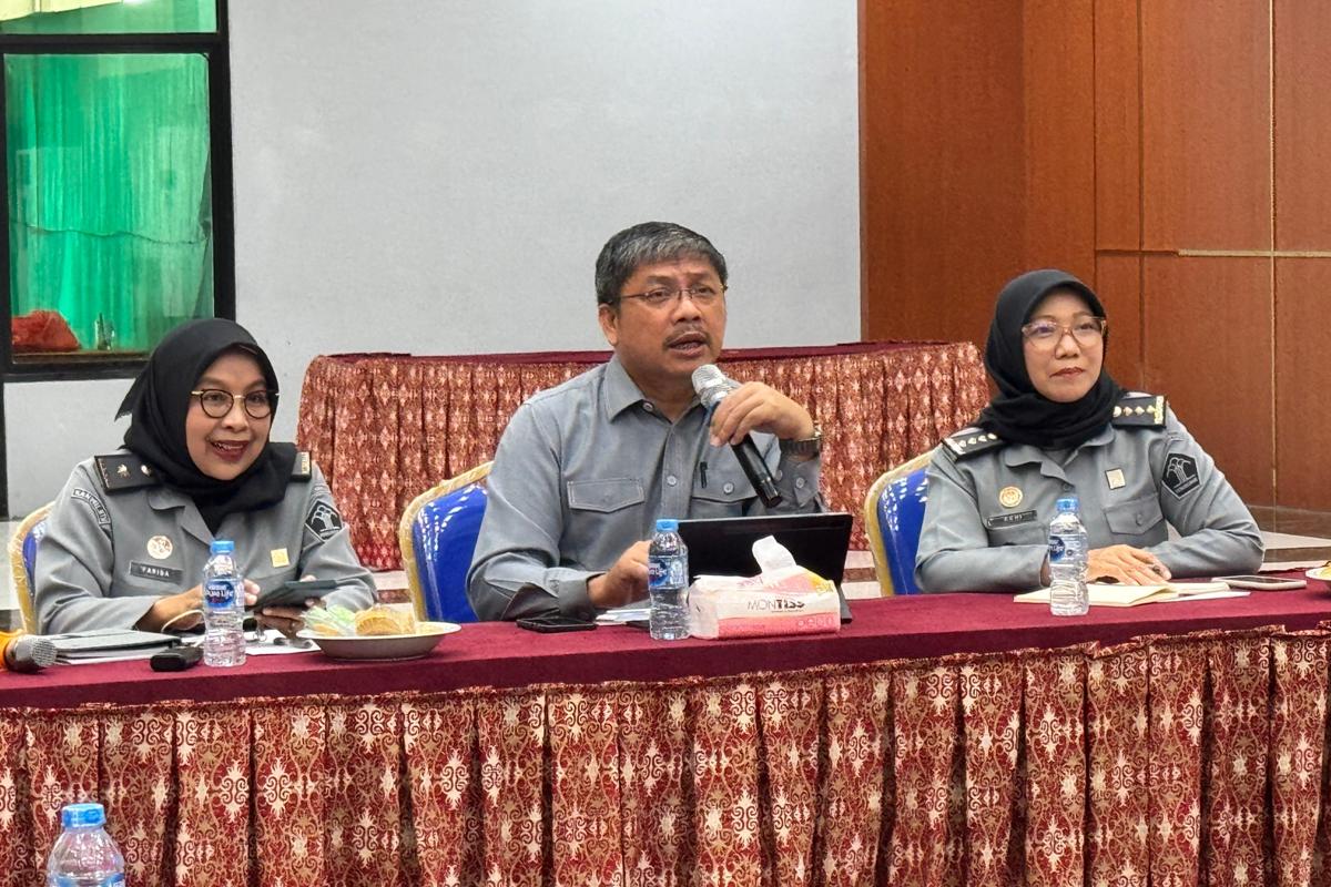 Kakanwil Kemenkum Kalbar&nbsp;Jonny Pesta Simamora mendorong pelaku UMKM untuk memanfaatkan kemudahan pendirian madan usaha melalui laman resmi AHU.
