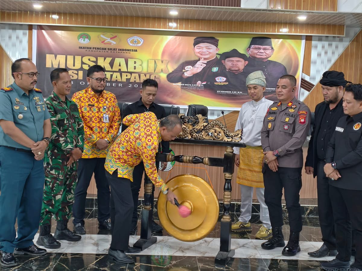 MUSKAB : Sekda Ketapang, Repalianto, memukul gong sebagai tanda dibukanya Muskab IX IPSI Ketapang, Kamis (23/10).