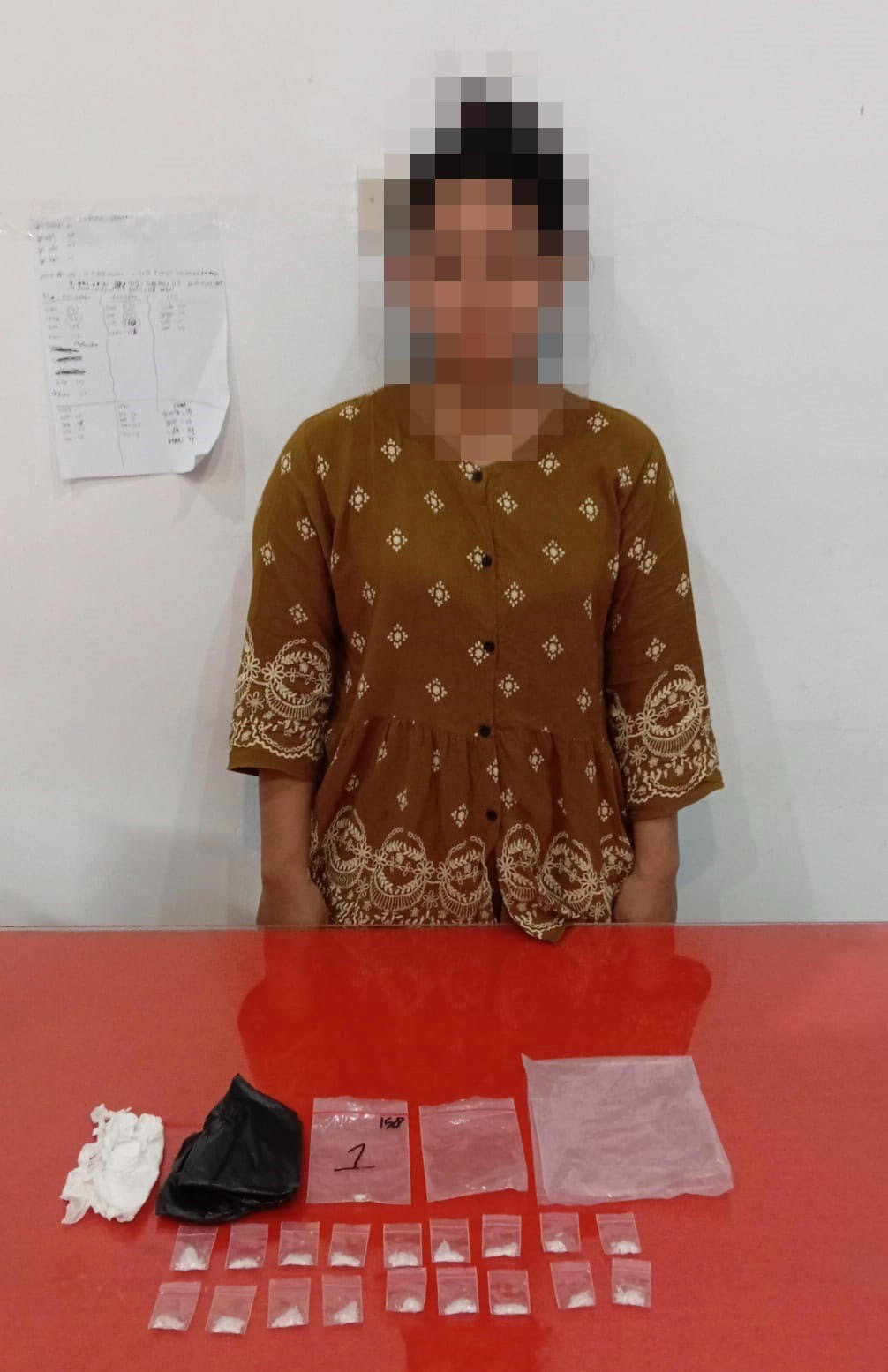 PENGEDAR : MS (29), dan barang bukti sabu yang berhasil ditangkap di Simpang Hulu.