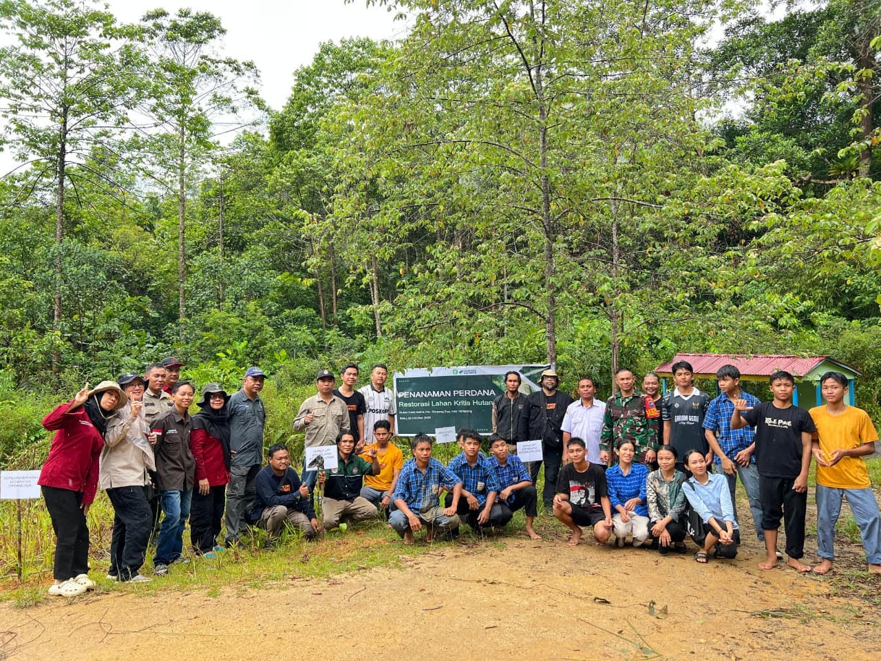 TANAM: Warga, pelajar dan jurnalis melakukan penanaman pohon di Hutan Desa Gema, Kecamatan Simpang Dua, Rabu (22/10) lalu.