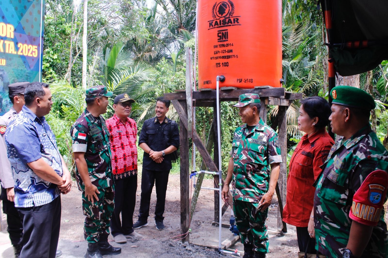 SUMUR : Asintel Kasad Mayor Jenderal TNI Drajad Brima Yoga saat meresmikan sumur bor  TMMD Imbangan ke-126 Kodim 1210/Landak di Desa Garu secara virtual.