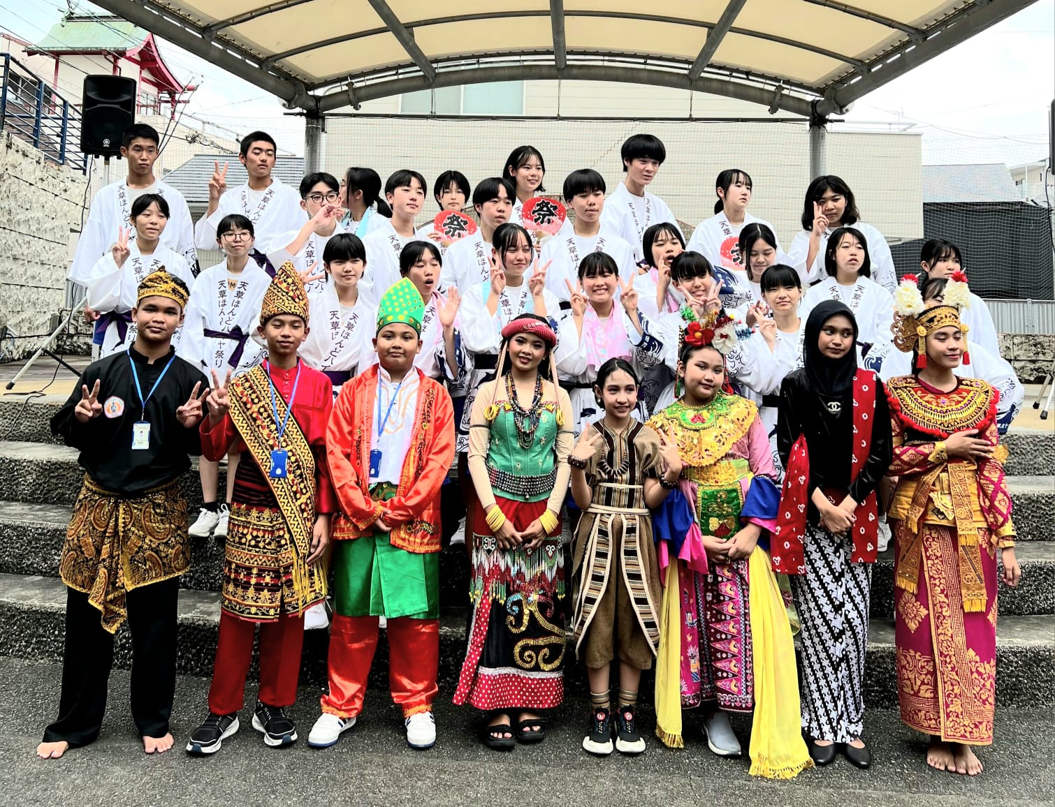 Sada Alma Arkarna (barisan depan/keempat dari kiri) tampil mengenakan baju Suku Dayak Kayaan Mendalam saat mewakili Indonesia dalam kegiatan Cultural Mission to Japan.