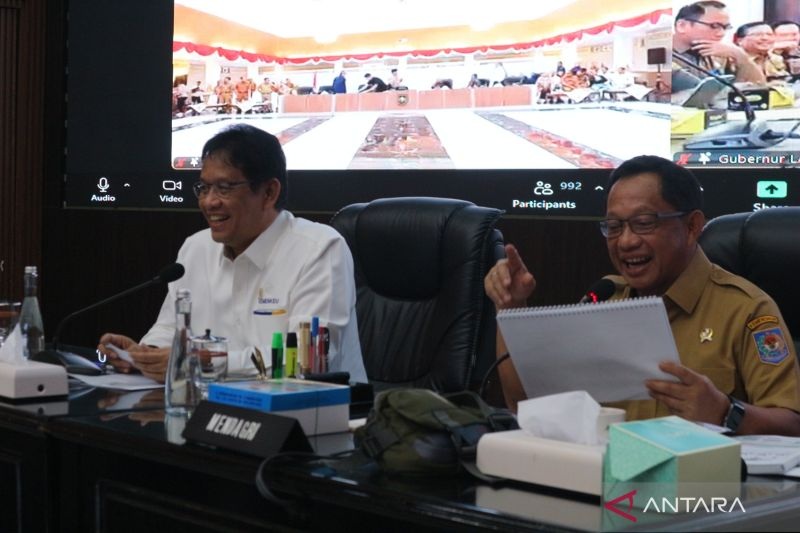 Menteri Keuangan (Menkeu) Purbaya Yudhi Sadewa dan Menteri Dalam Negeri Tito Karnavian saat Rapat Pengendalian Inflasi Daerah di Kantor Kemendagri, Jakarta, Senin (20/10).