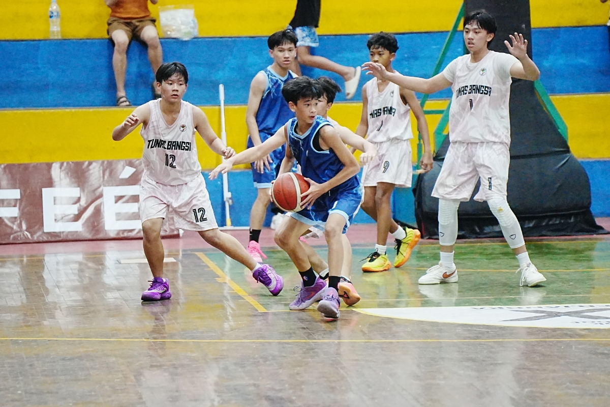 Pertandingan antara SMP Tunas Bangsa vs SMP Kristen Maranatha A di Ajang Wali Kota Cup 2025 Pontianak berlangsung sengit.