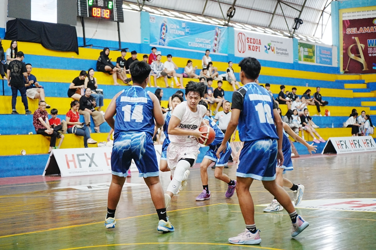 Pertandingan antara SMP Tunas Bangsa vs SMP Kristen Maranatha A di Ajang Wali Kota Cup 2025 Pontianak berlangsung sengit.
