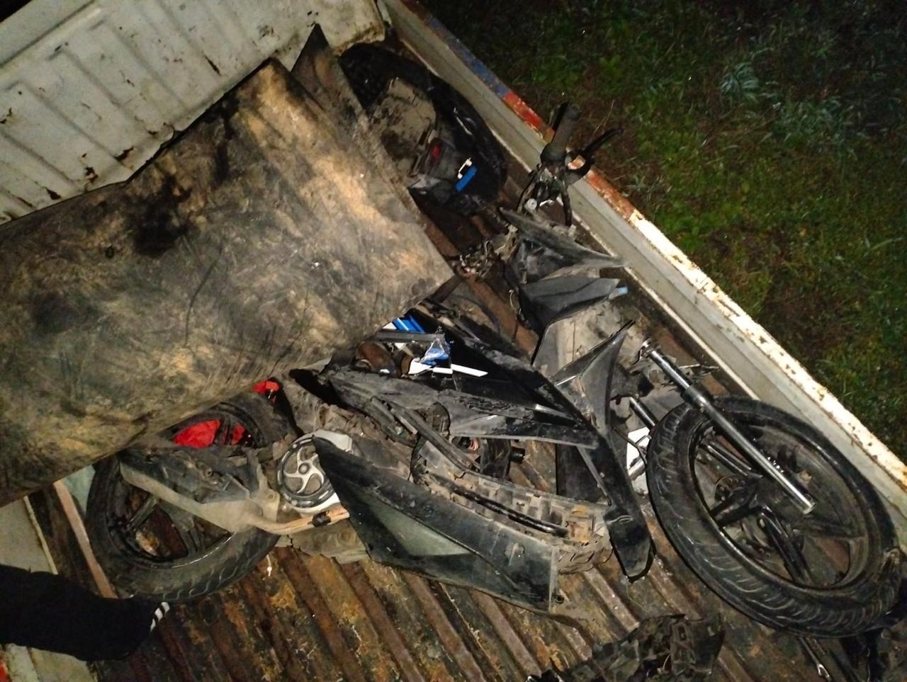 Kondisi sepeda motor milik korban yang tewas dalam kecelakaan dengan truk di Simpang Brimob, Sungai Raya, Sabtu (25/10) malam.