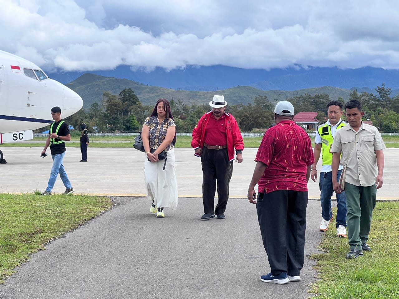 Satgas Korpasgat berjaga di Bandara Wamena memastikan kelancaran kedatangan Gubernur Papua Pegunungan Dr. (HC) John Tabo, Sabtu (25/10/2025).