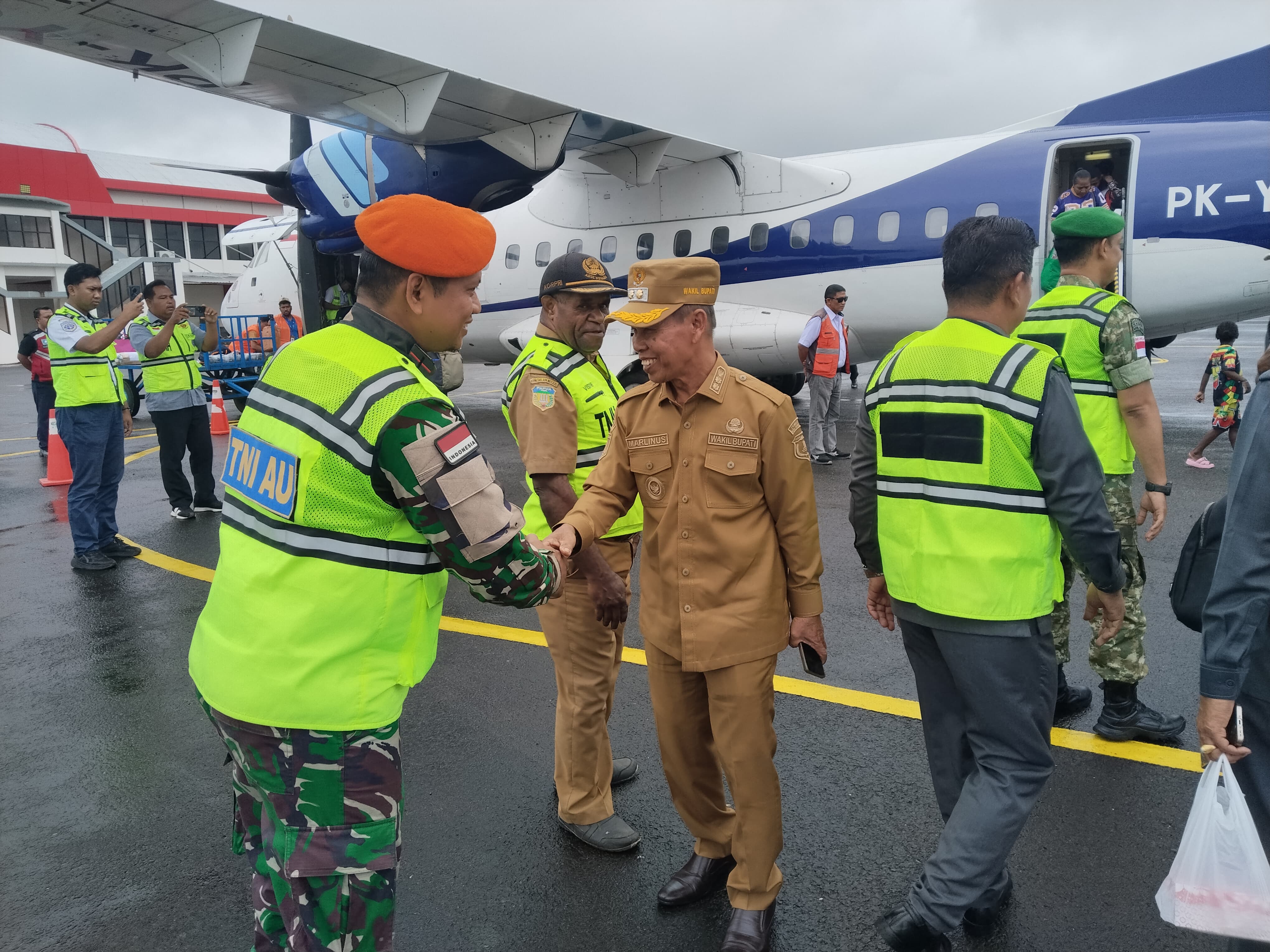 Bupati dan Wakil Bupati Boven Digoel terpilih disambut hangat Satgas Korpasgat saat tiba di Bandara Tanah Merah, Senin (27/10).