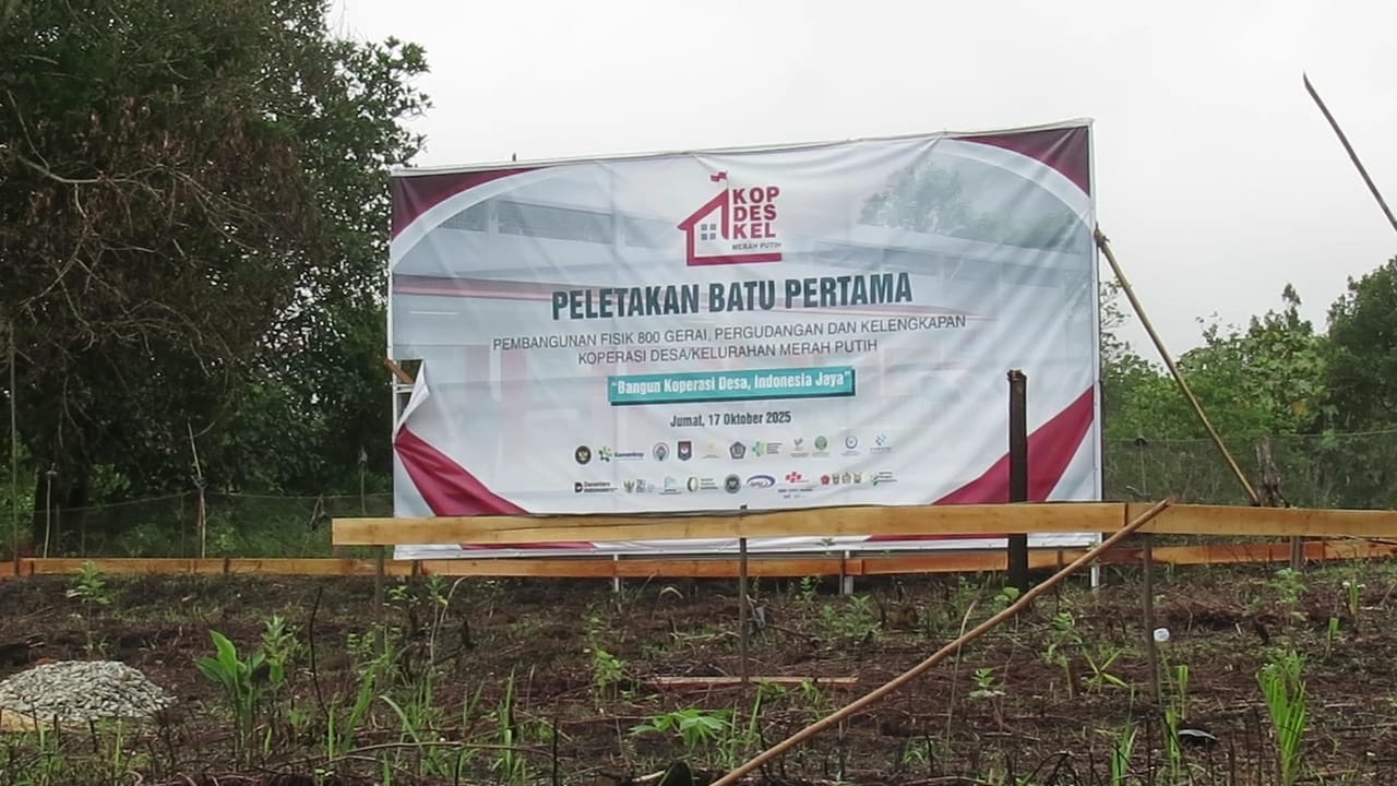 KOPDES MERAH PUTIH: Pembangunan gerai dan gudang Koperasi Desa Merah Putih di Desa Amboyo Utara, Landak, mulai dikerjakan sebagai langkah memperkuat ekonomi dan ketahanan pangan masyarakat desa.