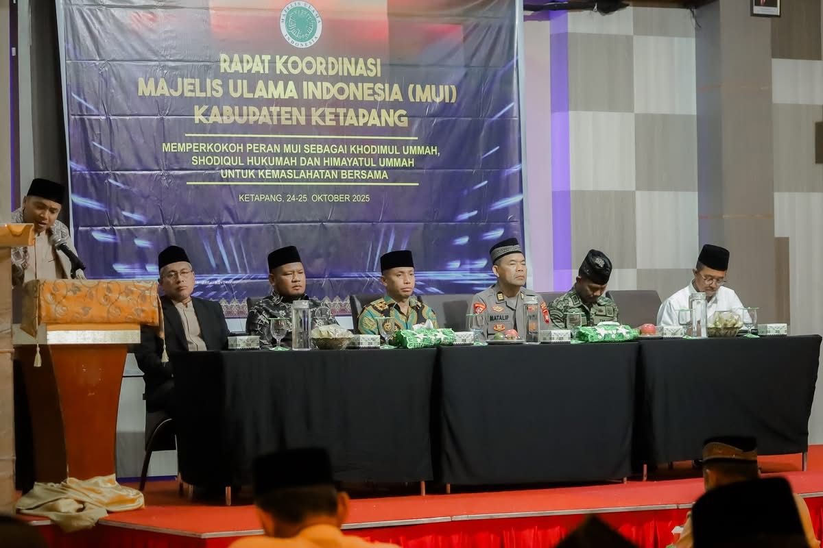RAKOR: Sekda Ketapang, Repalianto, membuka rapat koordinasi MUI Ketapang 2025 di salah satu hotel di Kota Ketapang, Sabtu (25/10).