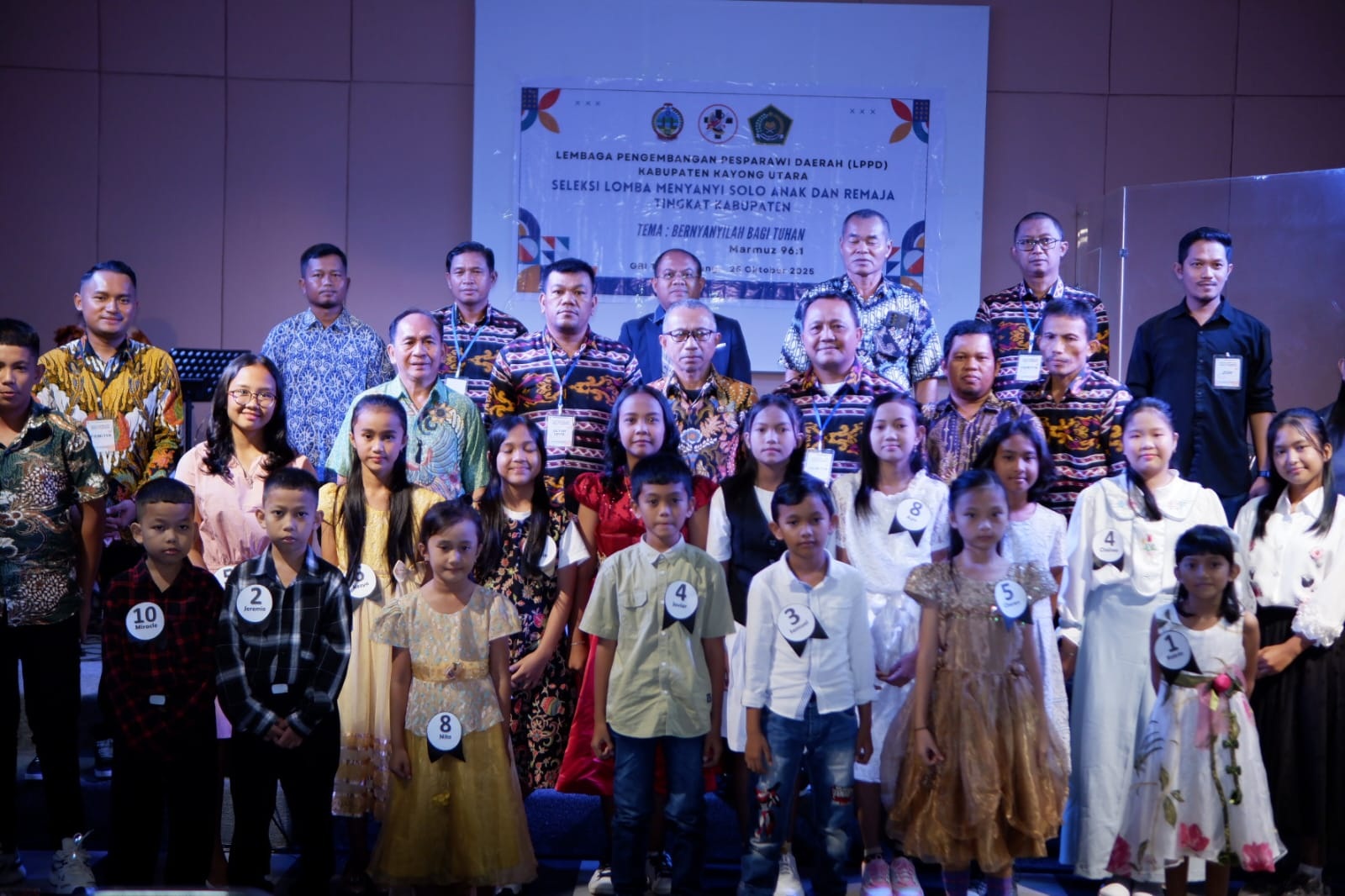 PESPARAWI: Asisten II Setda Kayong Utara, Gunawan berfoto bersama peserta Pesparawi Daerah 2025 di Gereja Bethel Indonesia Teluk Batang, Sabtu (25/10).