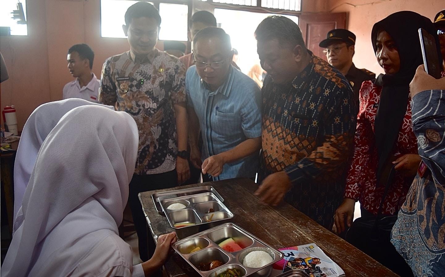 TINJAU MBG: Wakil Bupati Sintang Florensius Ronny saat meninjau peluncuran Program Makan Bergizi Gratis di SMAN 1 Sintang.