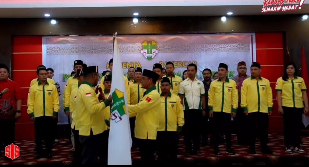 PELANTIKAN: Ketua Komda Pemuda Katolik Kalbar, Hubertus Vincensius Wake, melantik pengurus Pemuda Katolik Komcab Kapuas Hulu periode 2025&ndash;2028 di Aula Rumah Dinas Bupati Kapuas Hulu, Jumat (24/10).