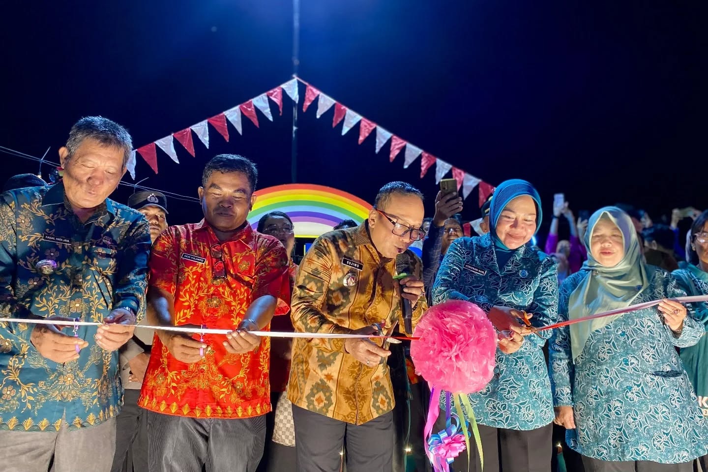 TAMAN PELANGI: Bupati Kubu Raya Sujiwo bersama warga Desa Terentang Hilir saat meresmikan Taman Pelangi, ikon baru ruang publik dan ekonomi kreatif di Kecamatan Terentang.
