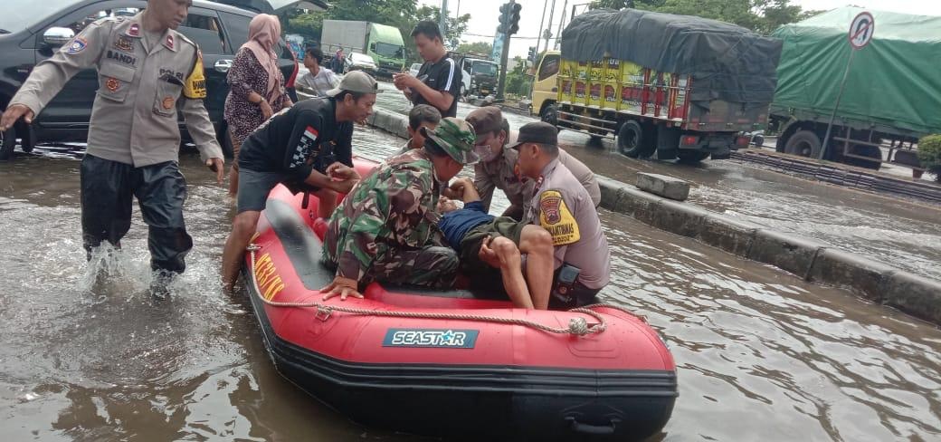 SIAP SIAGA: Personel kepolisian bersama TNI mengevakuasi warga yang sakit menuju RSI Sultan Agung Semarang kemarin (26/10).
