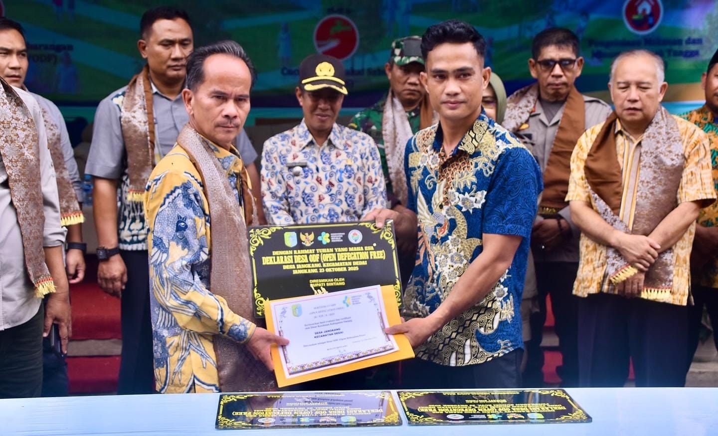 DEKLARASI: Bupati Sintang Gregorius Herkulanus Bala bersama masyarakat lima desa saat deklarasi STBM dan ODF di Kecamatan Dedai, Jumat (24/10).