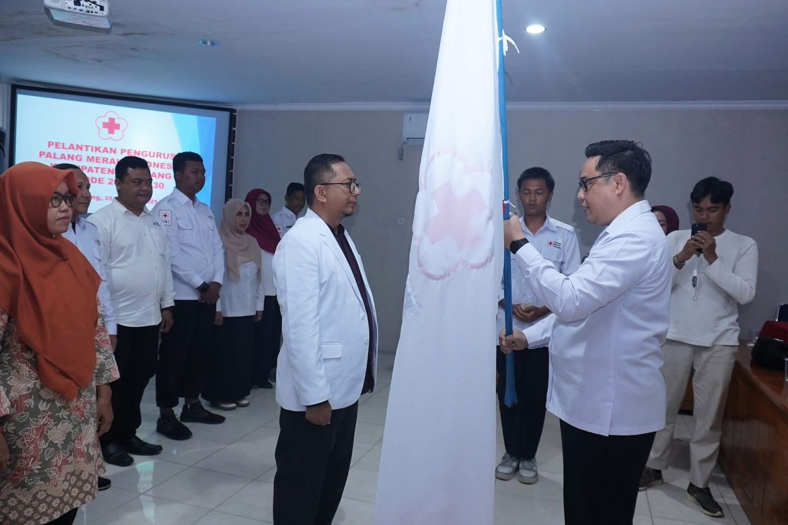 DILANTIK: Muhammad Puadi saat dilantik sebagai Ketua PMI Ketapang periode 2025&ndash;2030, Sabtu (25/10).
