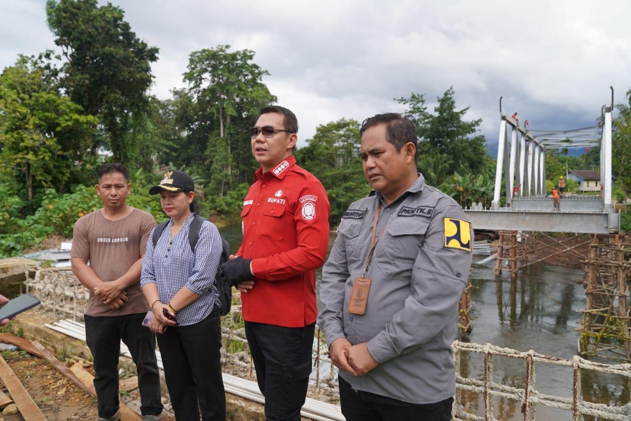 TINJAU: Bupati Kapuas Hulu, Fransiskus Diaan saat meninjau pembangunan Jembatan Sungai Peniung di Desa Ribang Kadeng, Kecamatan Kalis, Kapuas Hulu.