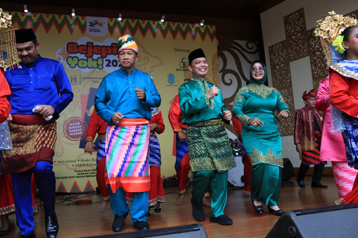 BEJEPIN: Gubernur Kalimantan Barat, Ria Norsan, bersama Ketua TP PKK Kalbar, Erlina Ria Norsan, bersama Menteri UMKM Republik Indonesia, Maman Abdurrahman dan Anggota DPD Kalbar Daud Yordan menari dal