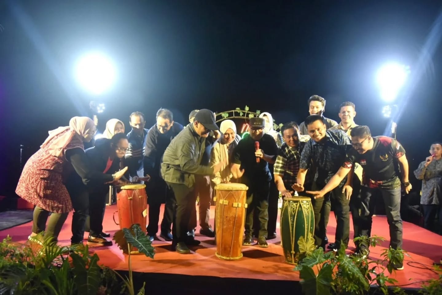 RESMIKAN: Bupati Kubu Raya Sujiwo meresmikan Ruang Publik Dermaraja di Rasau Jaya sebagai ikon baru ekonomi kreatif dan interaksi sosial masyarakat.