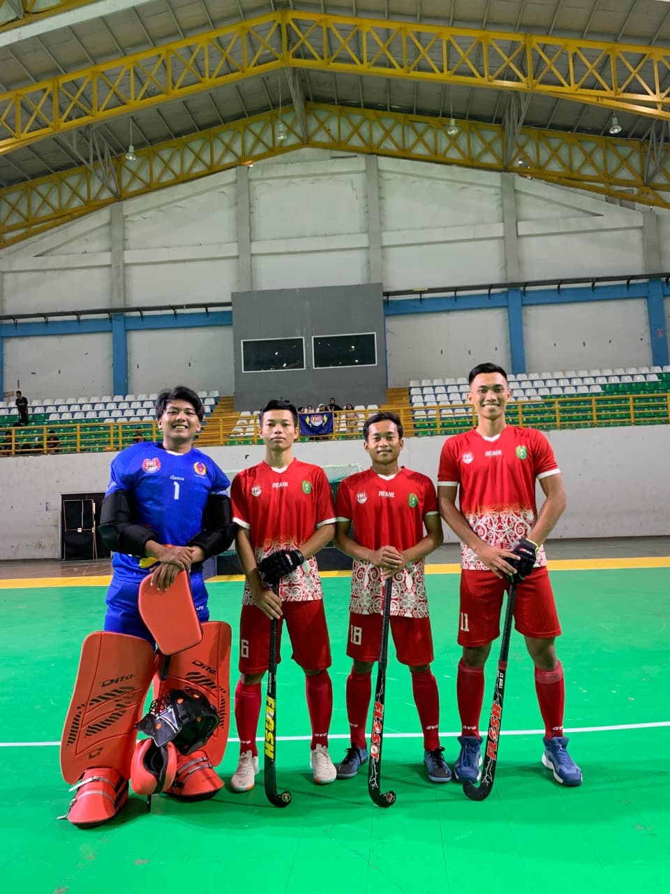PRESTASI: Para pemain asal Kayong Utara dalam tim Hockey Indoor Kalbar yang meraih juara pertama di Kejurnas Bandung.