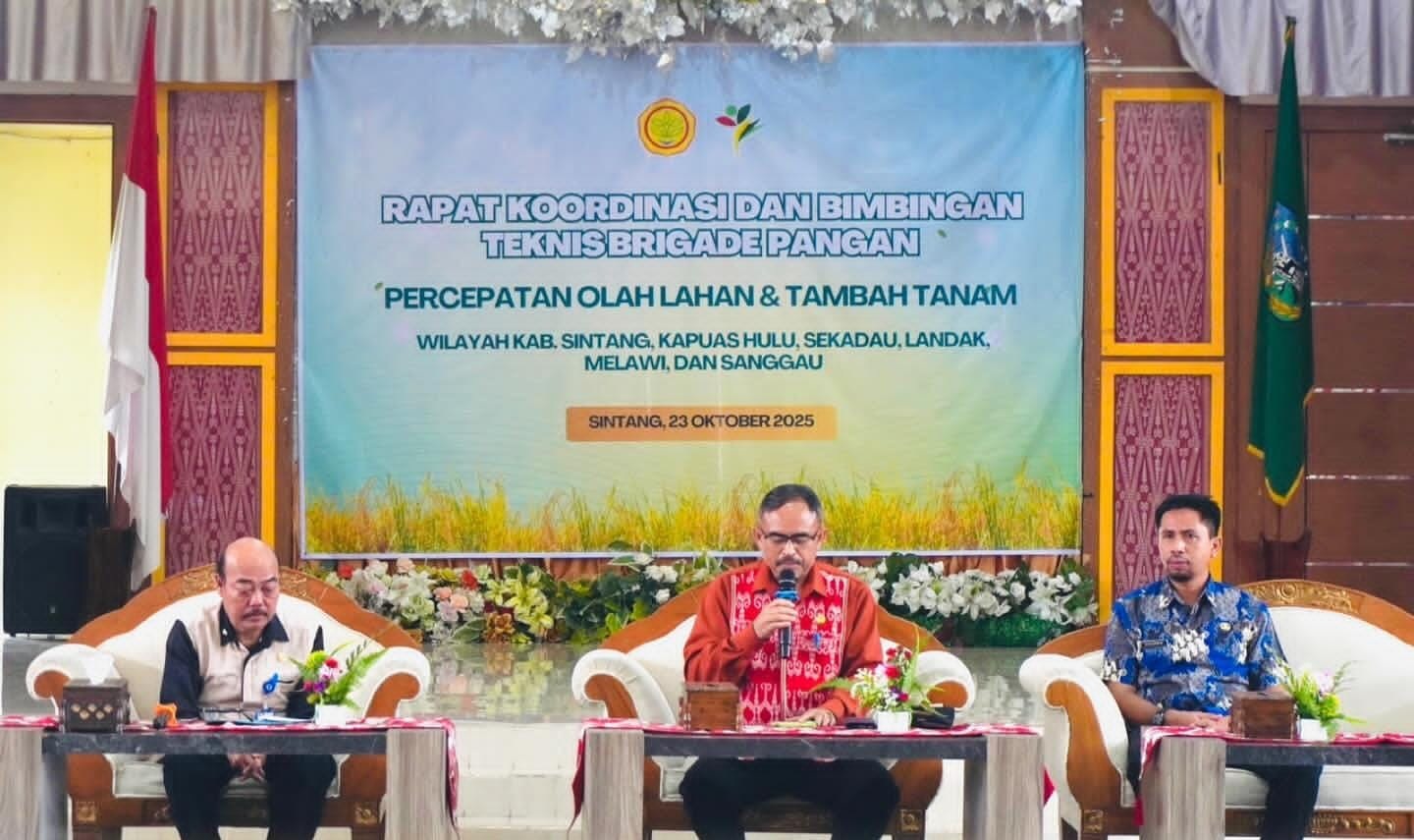 BIMTEK: Sekretaris Daerah Sintang Kartiyus saat membuka Bimtek Percepatan Olah dan Tanam Padi 2025 bersama perwakilan Brigade Pangan dari lima kabupaten di Kalimantan Barat.