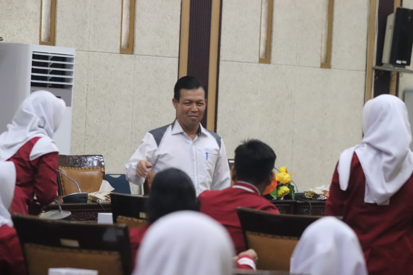 KUNJUNGAN: Pelajar SMA N 1 Sambas saat mendatangi kantor DPRD Kabupaten Sambas. Dalam kunjungan ini, mereka melakukan simulasi persidangan parlemen remaja.