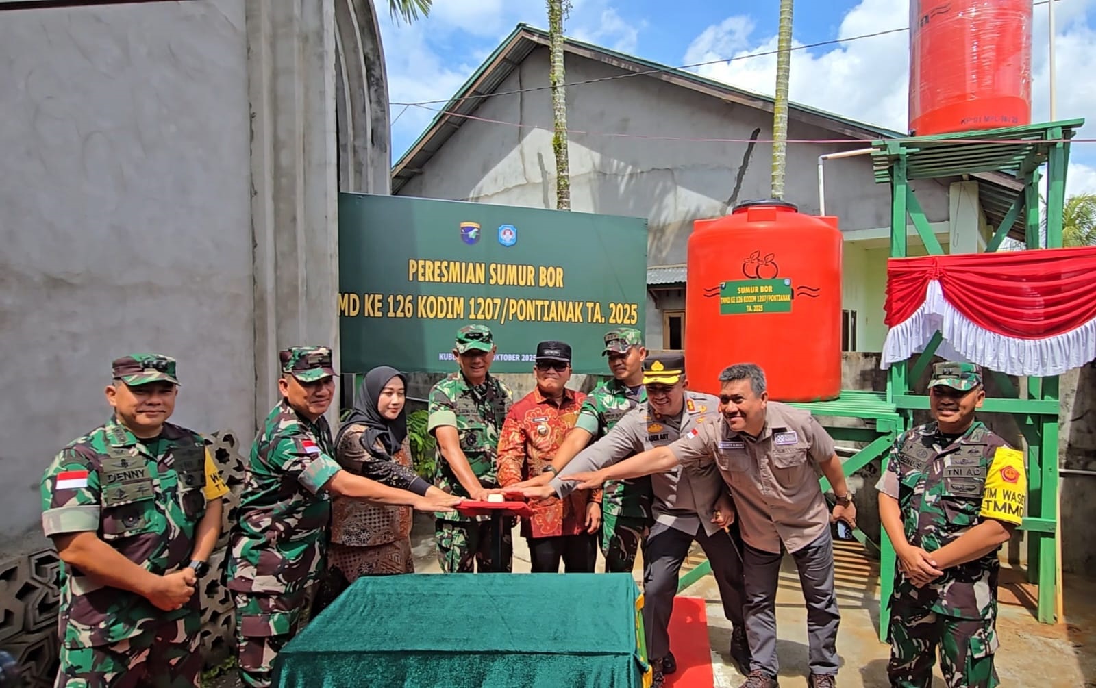 RESMIKAN&nbsp;:&nbsp;Ketua Tim PJO Wasev TMMD ke-126, Mayjen TNI Drajad Brima Yoga, meresmikan sumur bor program Manunggal Air di Desa Pal IX, Kecamatan Sungai Kakap, Kabupaten Kubu Raya, Jumat (24/10).