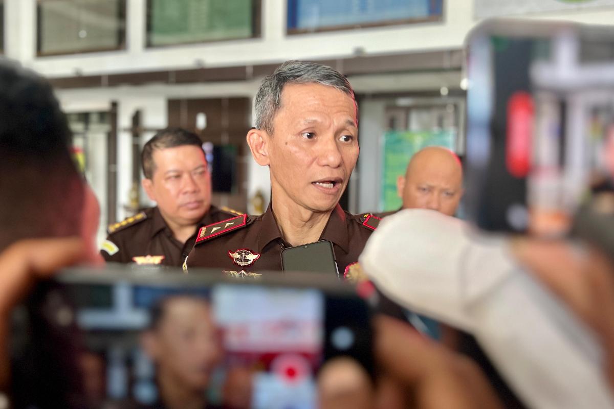 Kepala Kejaksaan Tinggi (Kajati) Kalimantan Barat Emilwan Ridwan saat diwawancarai sejumlah awak media.