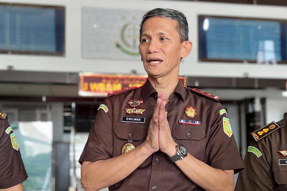 Kepala Kejaksaan Tinggi (Kajati) Kalimantan Barat Emilwan Ridwan saat diwawancarai sejumlah awak media.