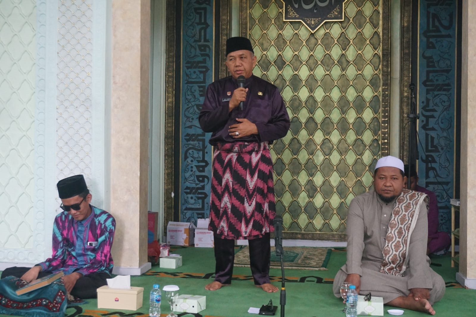 PENGAJIAN RUTIN: Wakil Bupati Mempawah memberikan sambutan saat menghadiri pengajian rutin Aparatur Sipil Negara (ASN) di Mushola Nurussalim, kompleks Kantor Bupati Mempawah
