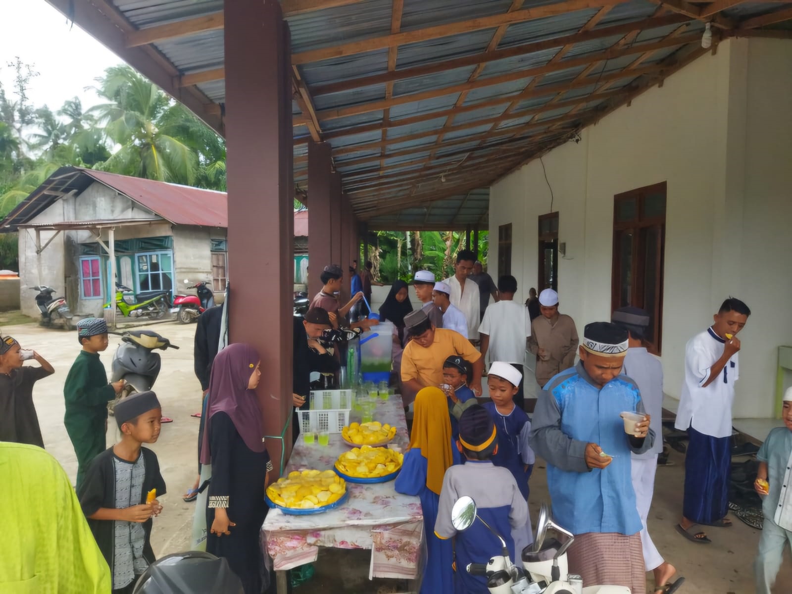 MAKAN TAMBOL: suasana makan Tambol Jumat di Masjid Mujahidin Nusapati