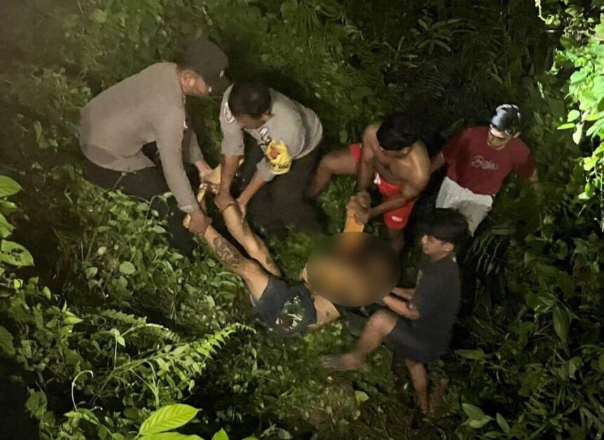EVAKUASI: Petugas dari Polsek Sekayam yang datang ke lokasi langsung melakukan olah TKP dan mengevakuasi jasad korban ke puskesmas terdekat.