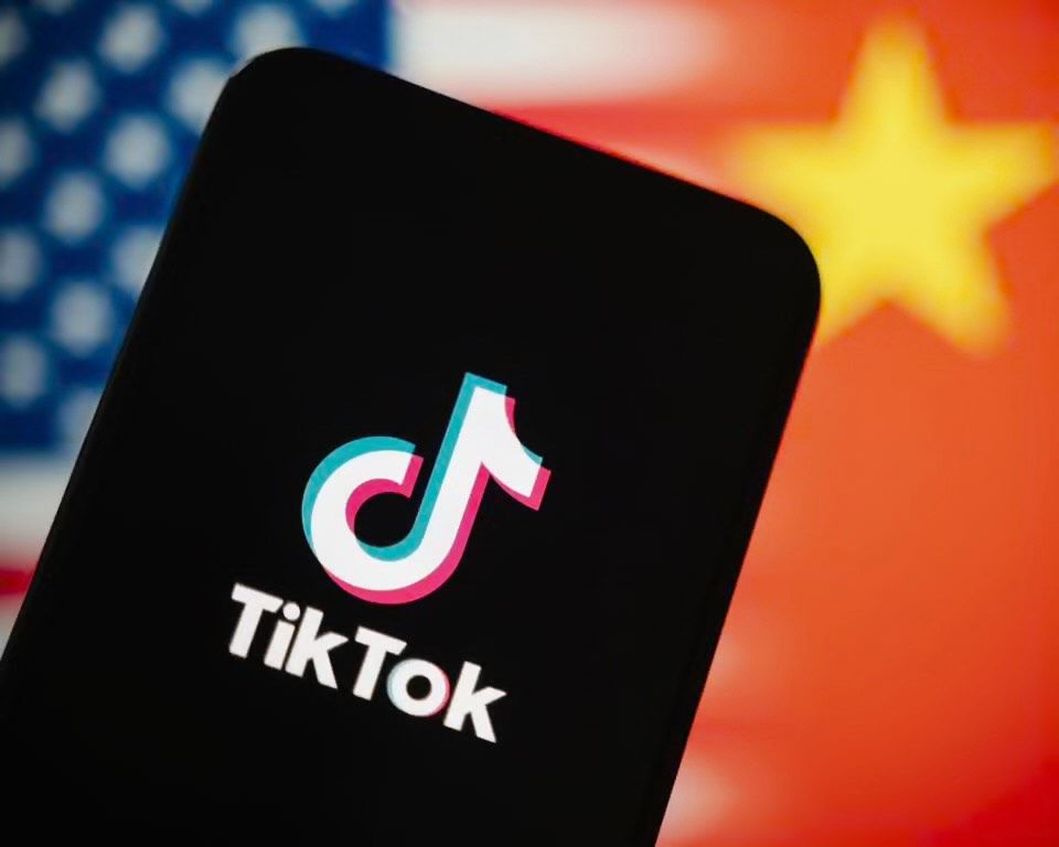 TikTok yang menjadi pusat kesepakatan strategis antara Amerika Serikat dan Tiongkok dalam restrukturisasi kepemilikan aplikasi tersebut.