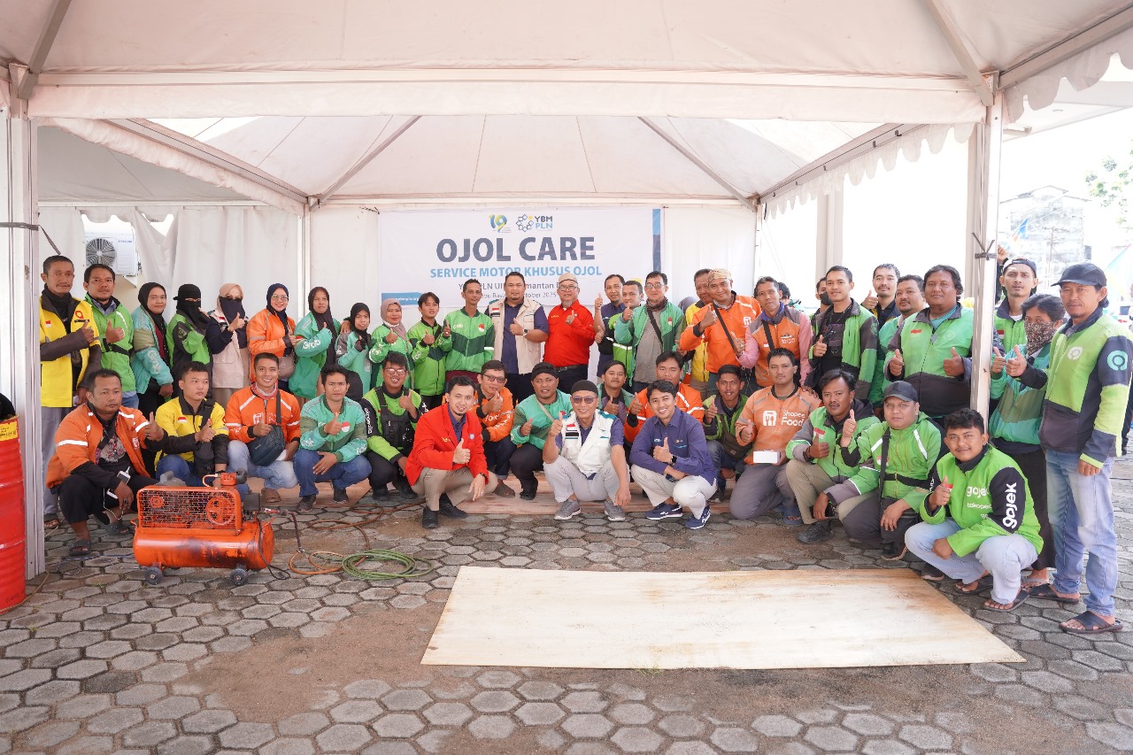 Ketua YBM PLN UID Kalimantan Barat, Mukhlis Zarkasih, dan Ketua DPC SP PLN UID Kalimantan Barat, Ade Sutaryandi, berfoto bersama rekan-rekan Ojol sesaat sebelum kegiatan
