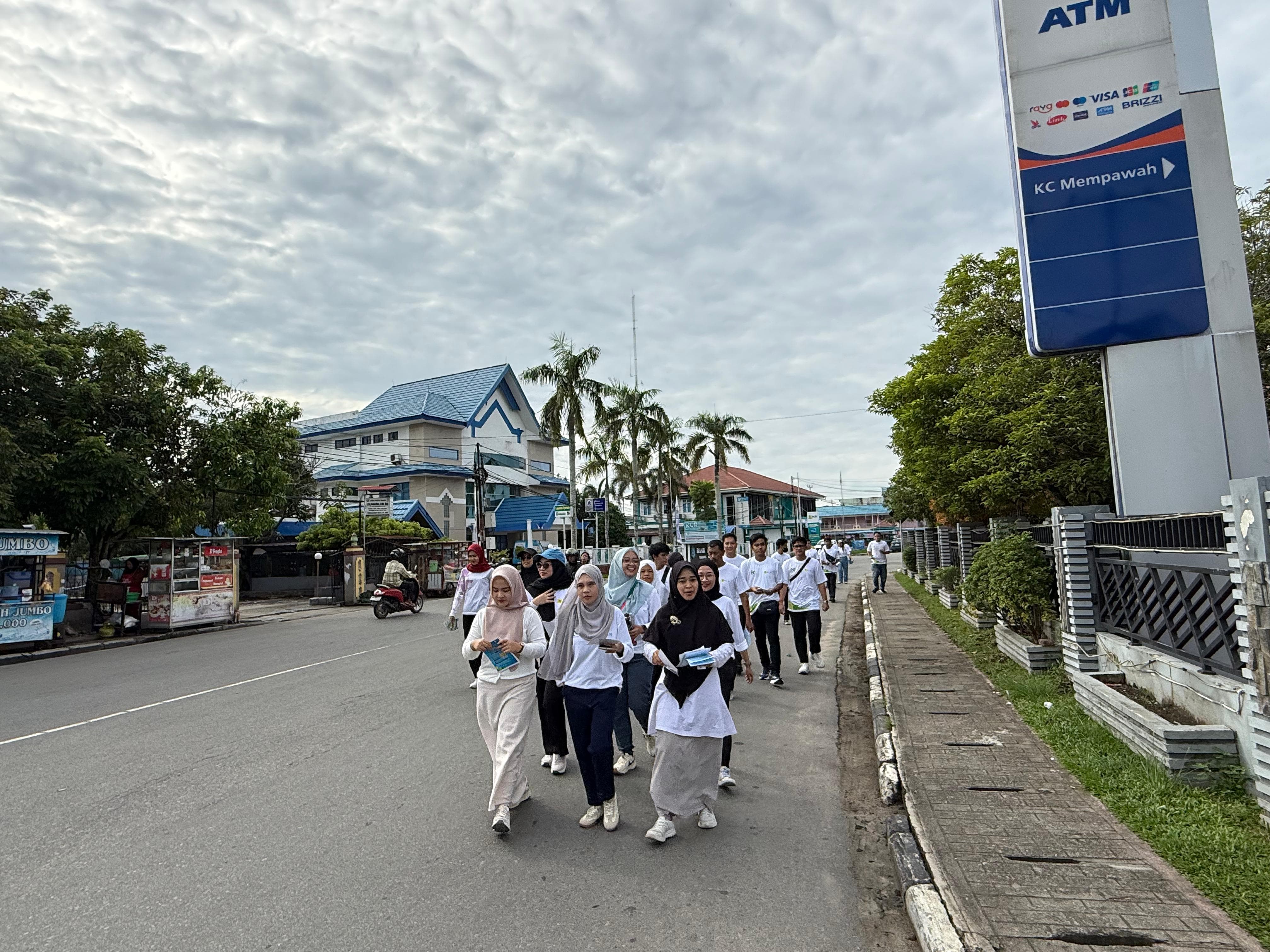 Antusiasme peserta Jalan Sehat PLN UP3 Mempawah terlihat dalam peringatan Hari Listrik Nasional ke-80 sebagai wujud semangat kebersamaan dan transformasi menuju energi hijau. (24/10).