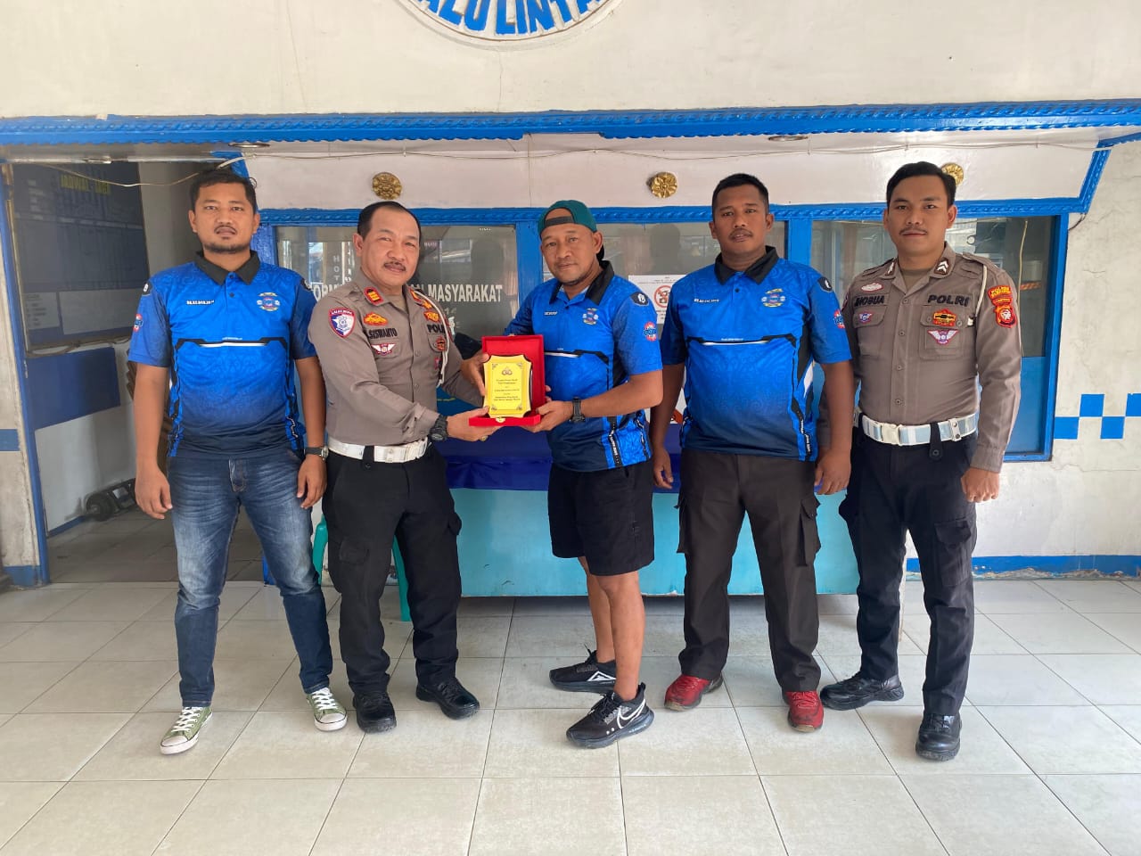 Kanit Lantas Polsek Sungai Pinyuh mewakili Kapolsek memberikan penghargaan kepada King Rattle Club Korwil Sungai Pinyuh.