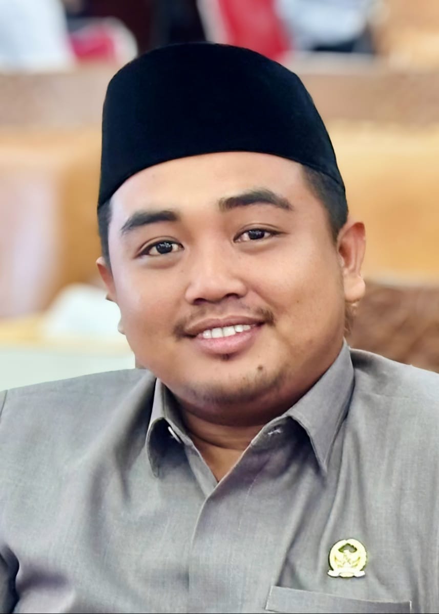 Anggota Komisi II DPRD Kabupaten Mempawah, Putra Wahyudi mengingatkan para nelayan agar selalu berhati-hati dan memprioritaskan keselamatan saat melaut.